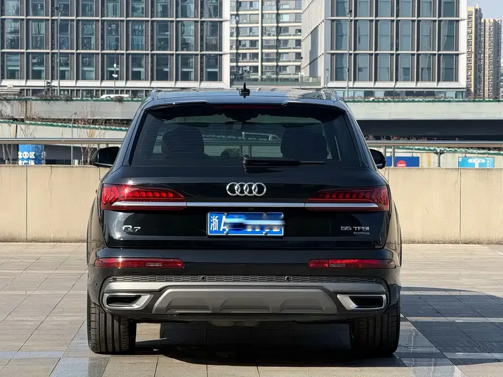 Audi Q7 2023 из CN, фото 2