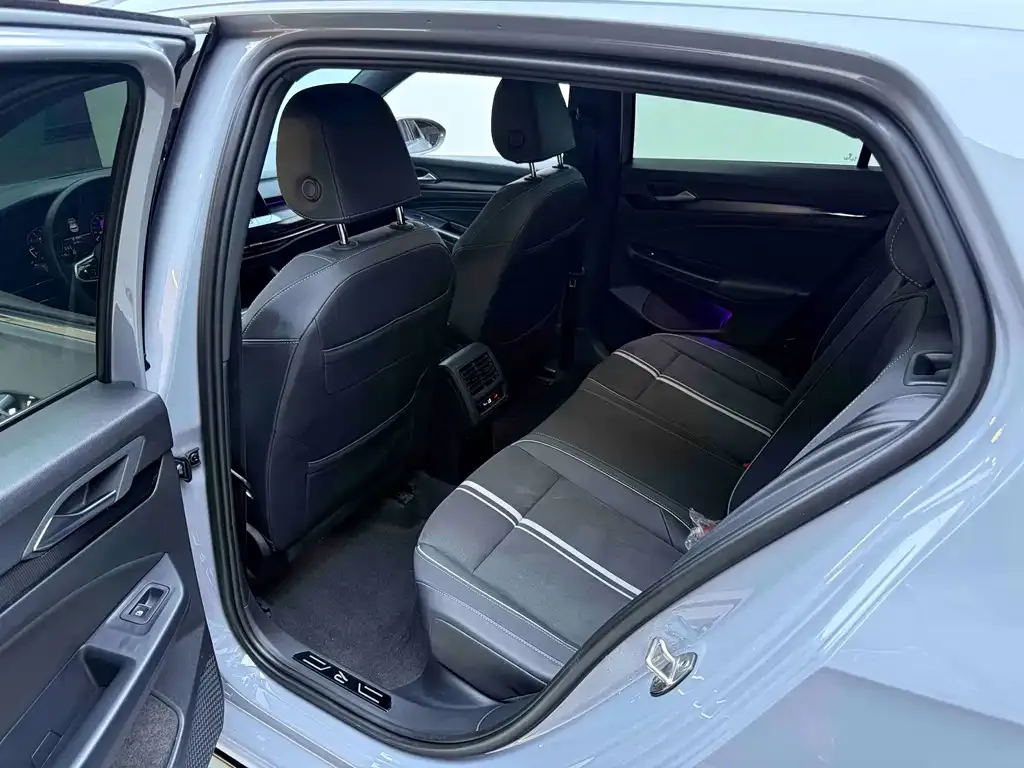 Volkswagen Golf 2023 из CN, фото 8