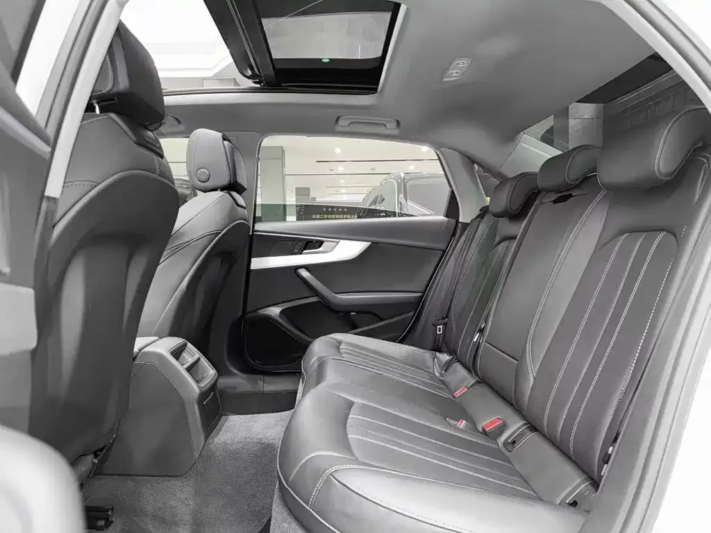 Audi A4L 2021 из CN, фото 8