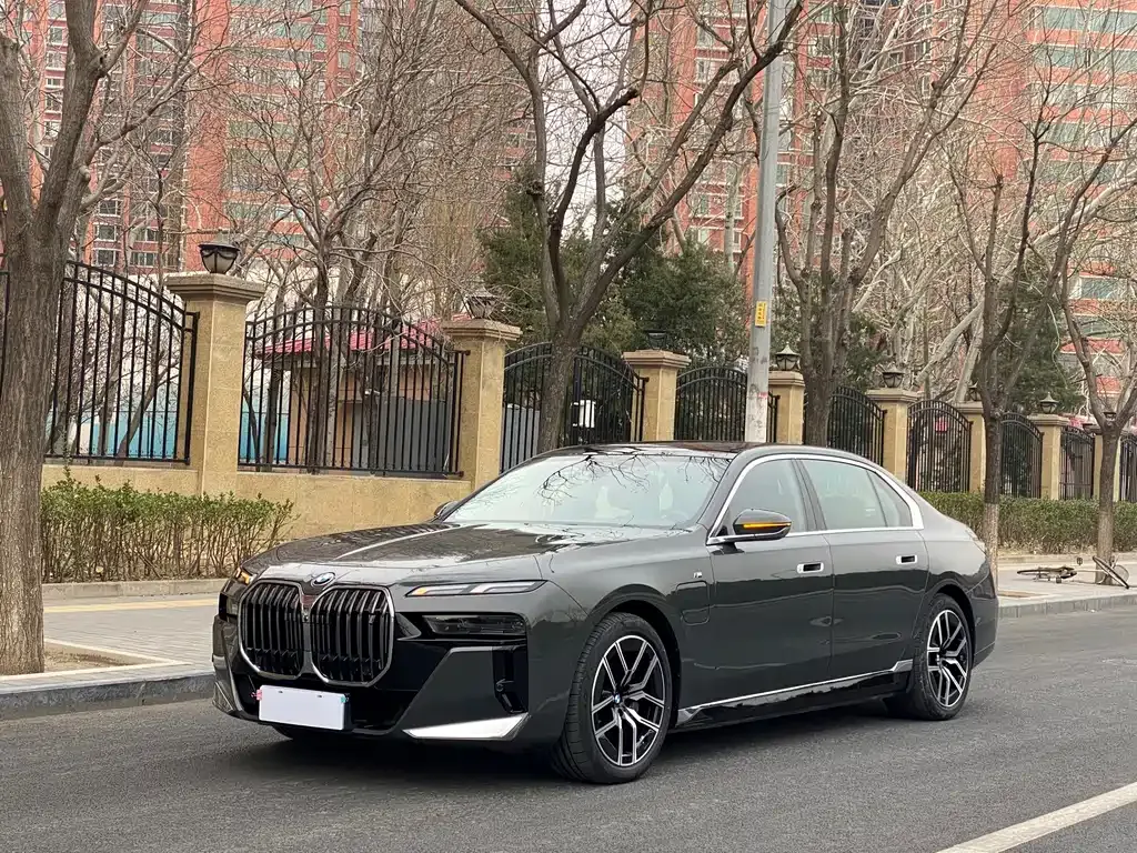 BMW i7 — фото 1