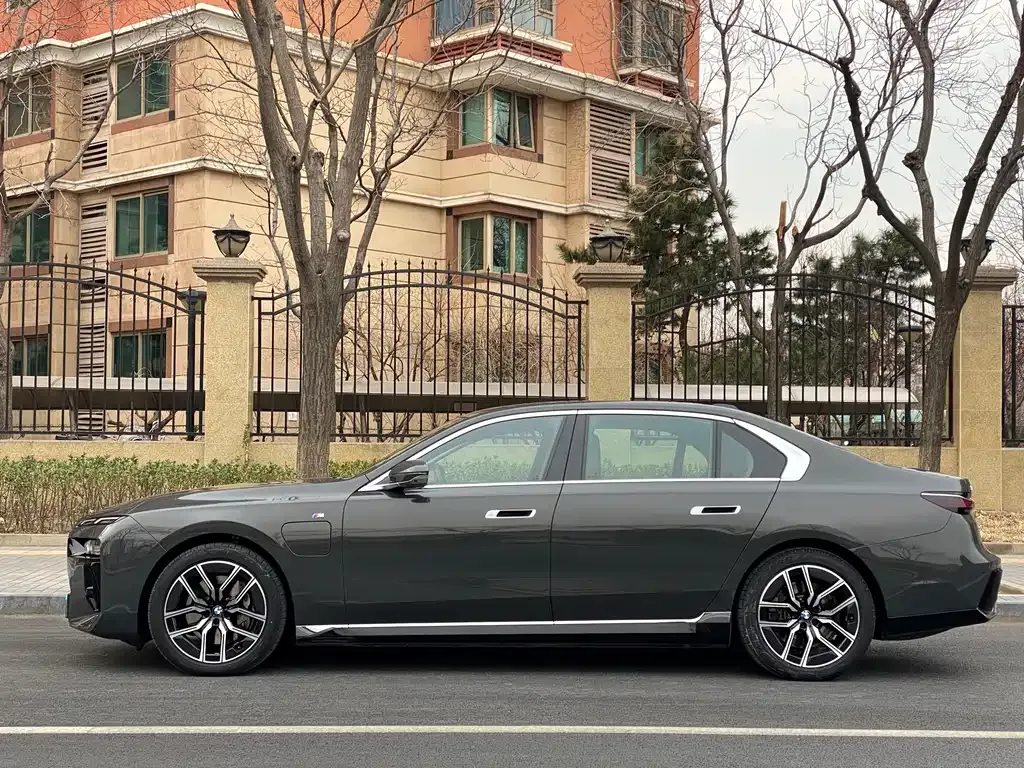 BMW i7 — фото 6