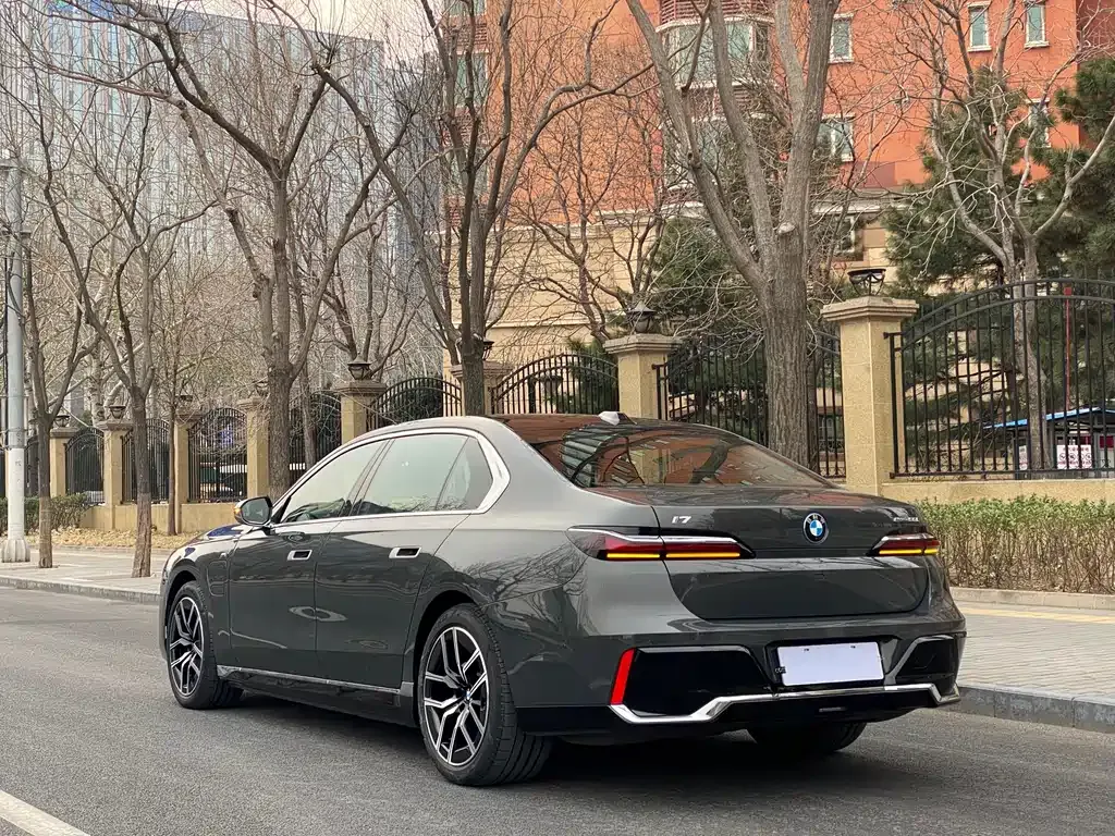 BMW i7 — фото 10