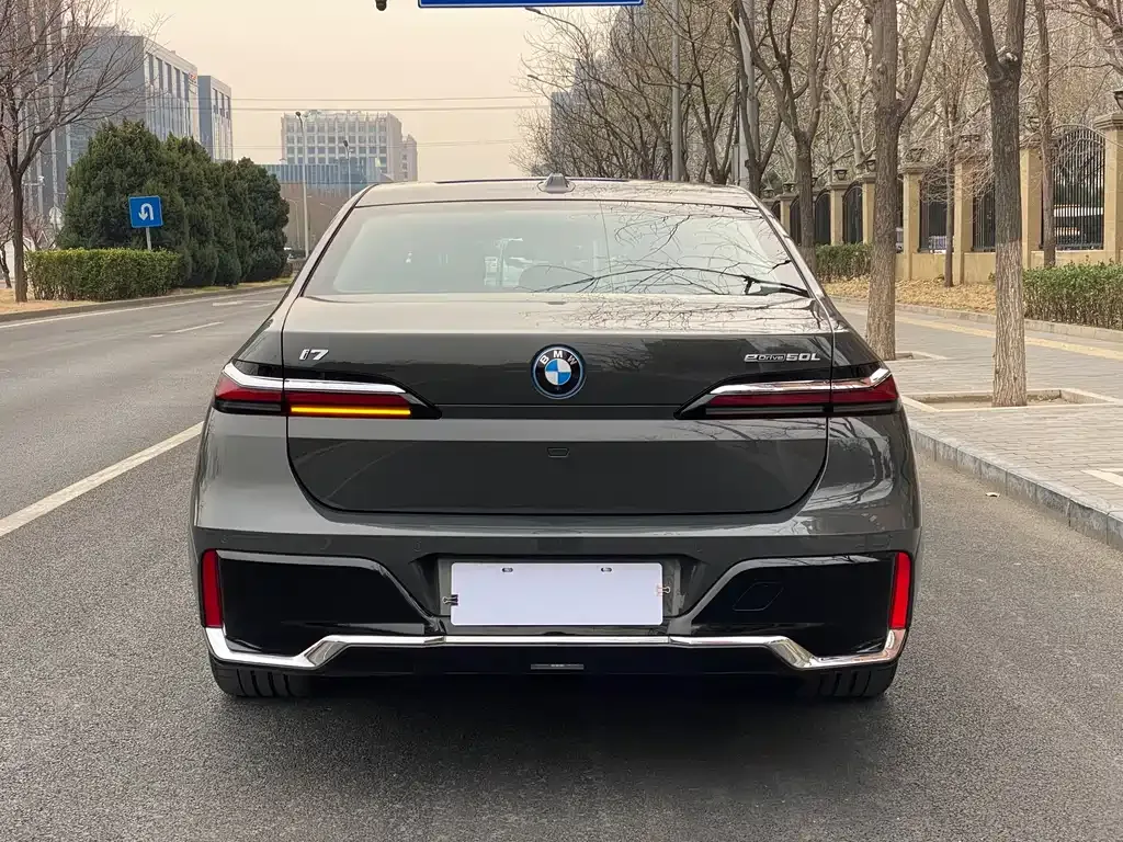 BMW i7 — фото 9