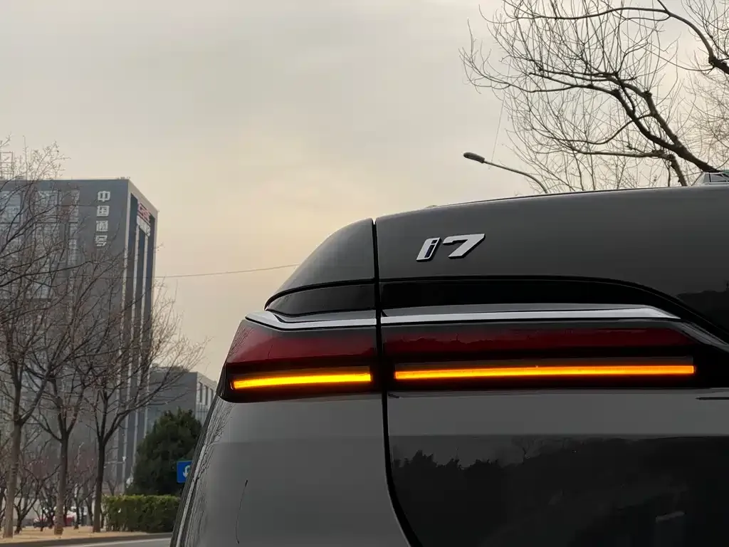BMW i7 — фото 2