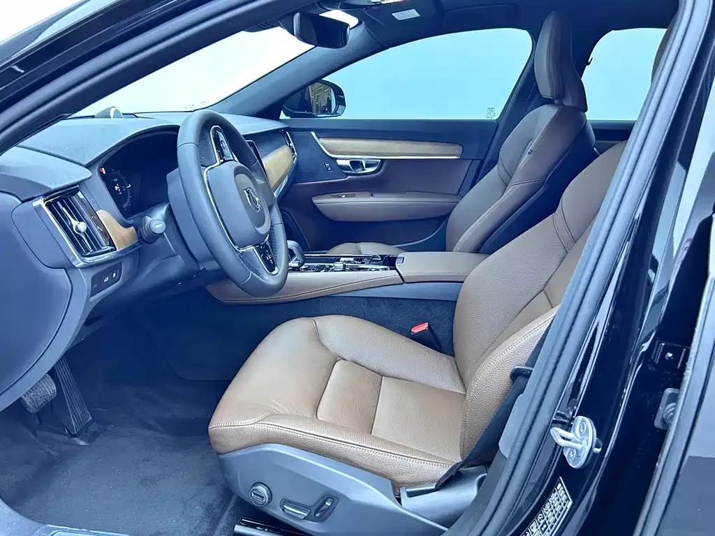 Volvo S90 PHEV 2024 из CN, фото 5