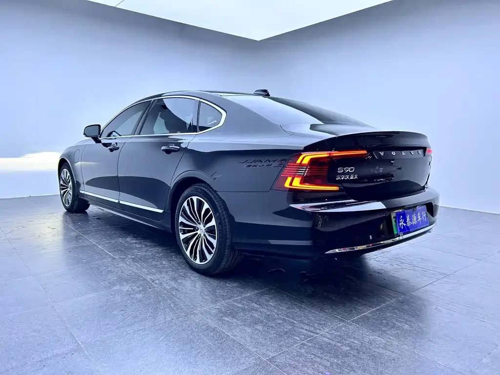 Volvo S90 PHEV 2024 из CN, фото 3