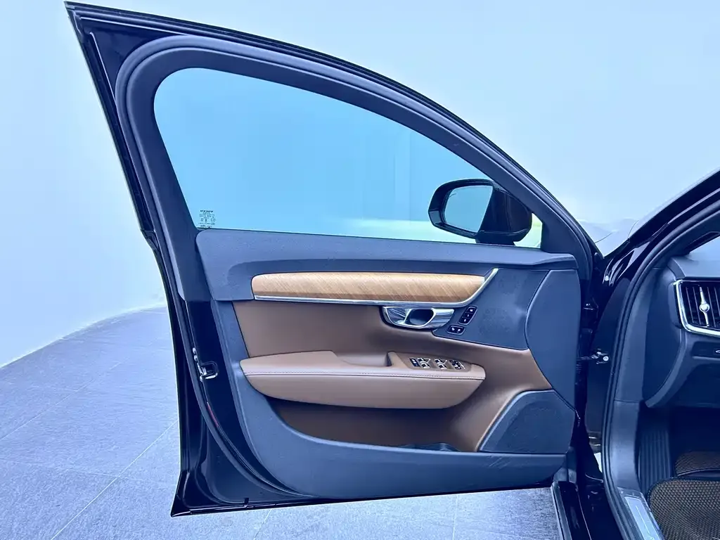 Volvo S90 PHEV 2024 из CN, фото 10