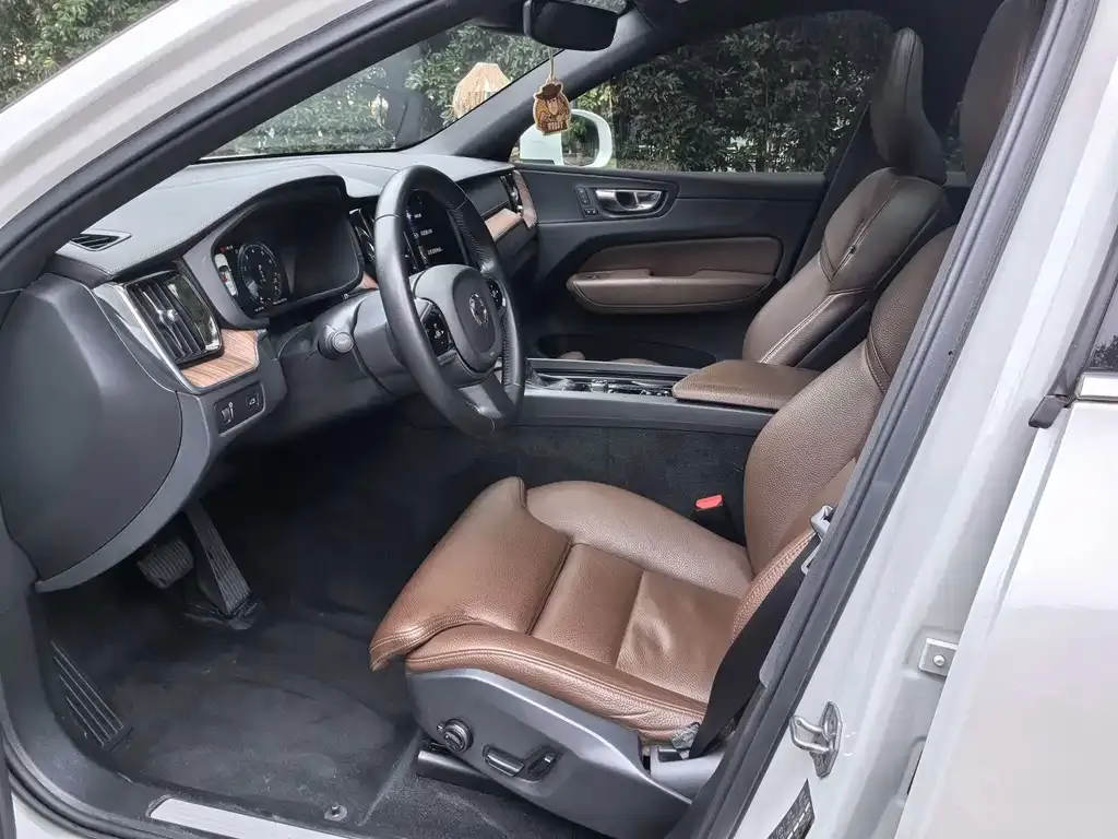 Volvo XC60 2021 из CN, фото 4