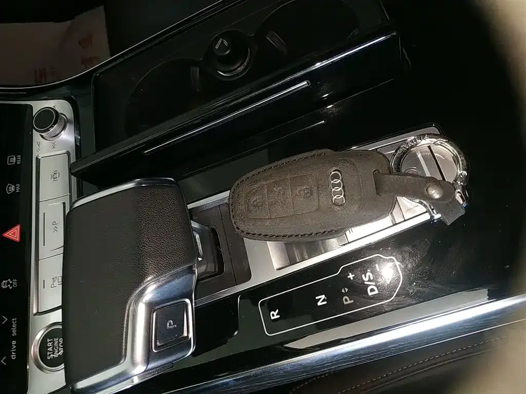 Audi A8 2023 из CN, фото 2