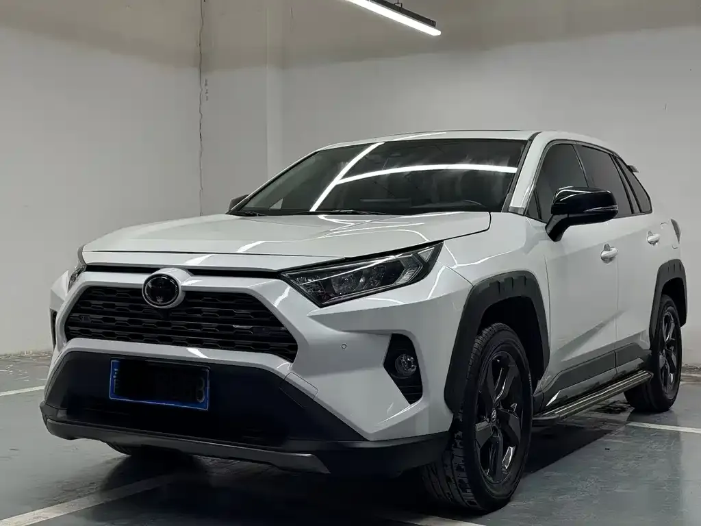 Toyota RAV4 — фото 1