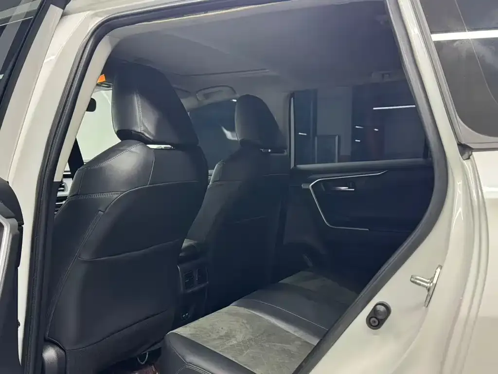 Toyota RAV4 — фото 3