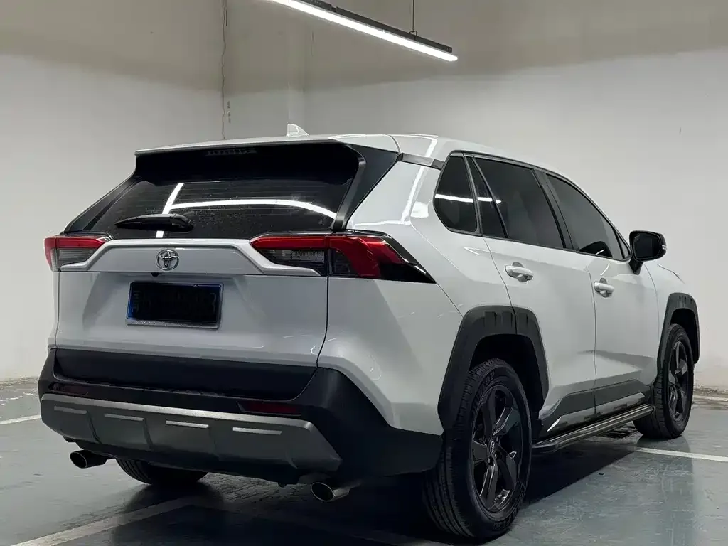 Toyota RAV4 — фото 7