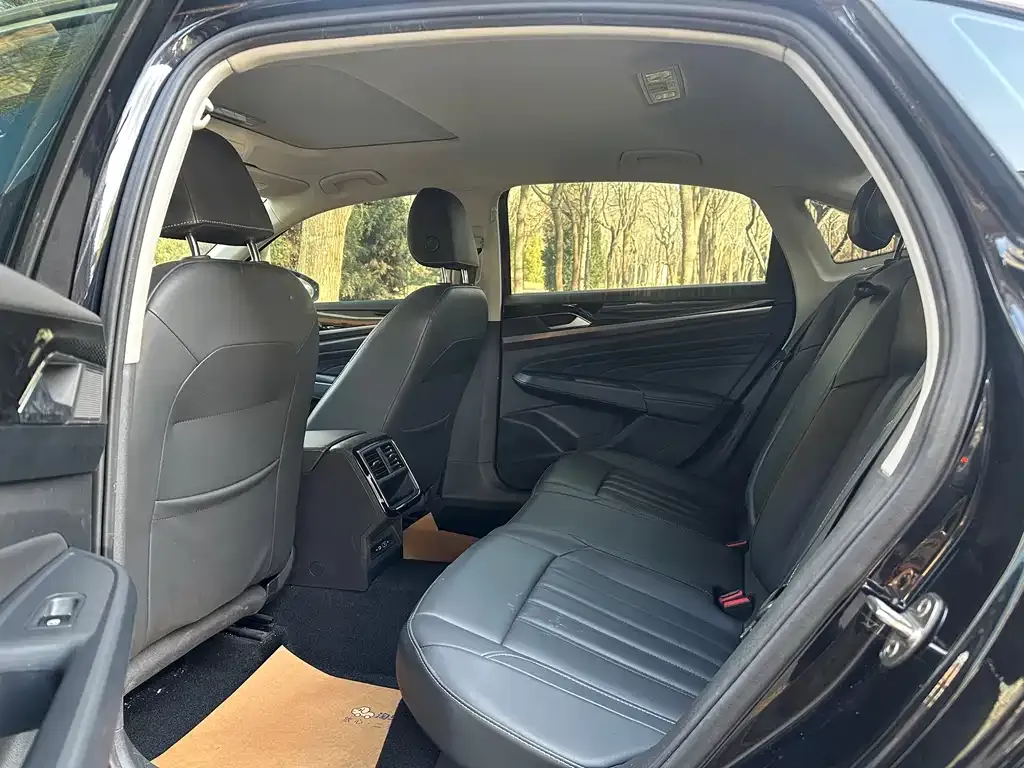 Volkswagen Passat 2023 из CN, фото 9