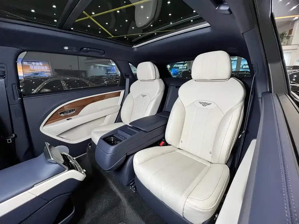 Bentley Bentayga 2024 из CN, фото 2