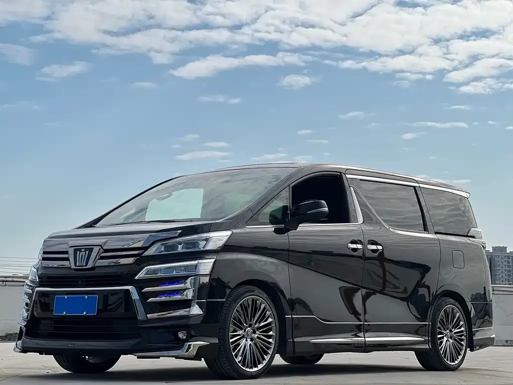Toyota Vellfire — фото 1
