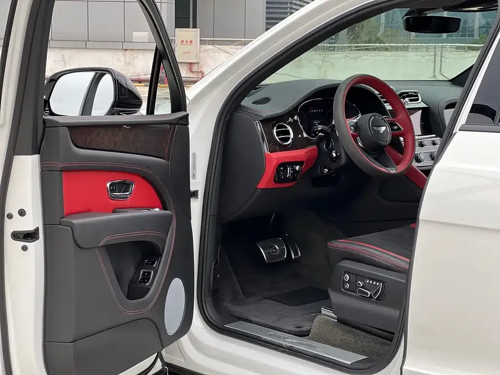 Bentley Bentayga 2022 из CN, фото 10