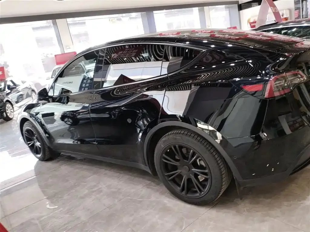 Tesla Model Y — фото 10