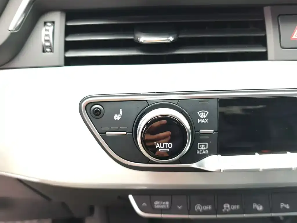 Audi A4L 2021 из CN, фото 2