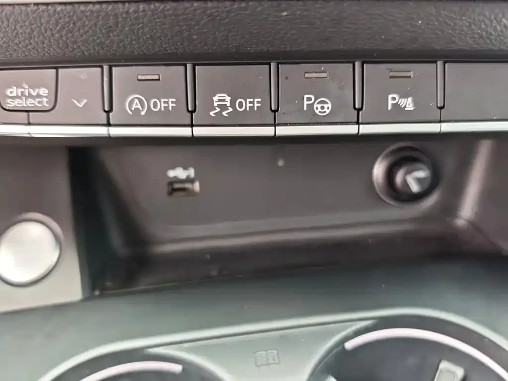 Audi A4L 2021 из CN, фото 3