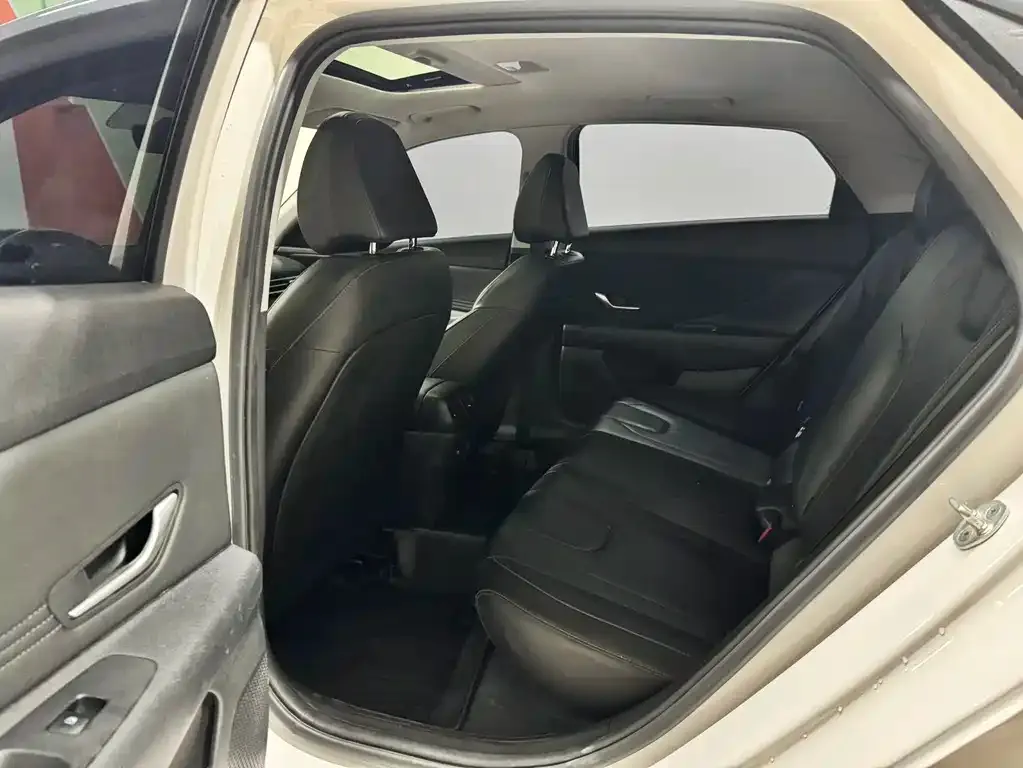 Hyundai Elantra — фото 2