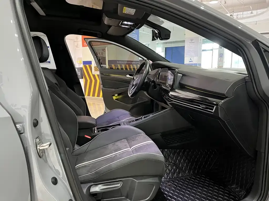 Volkswagen Golf 2023 из CN, фото 8