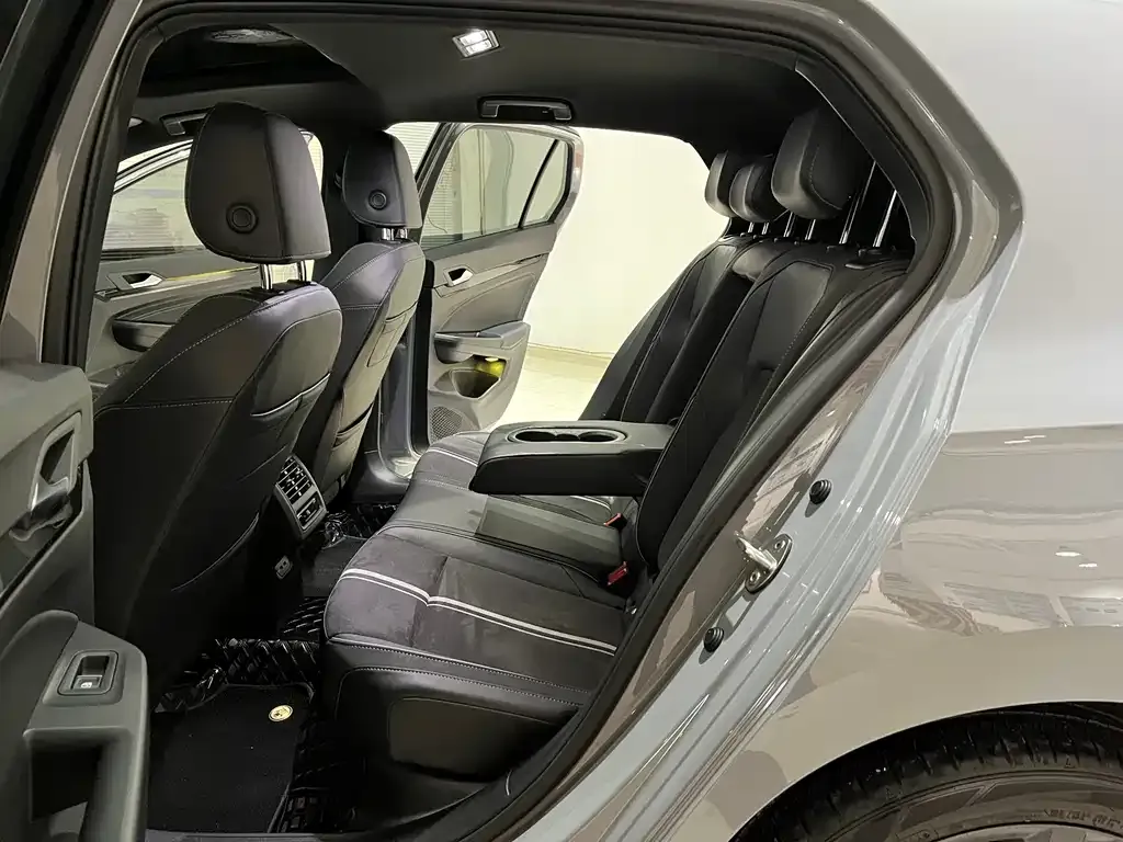 Volkswagen Golf 2023 из CN, фото 2
