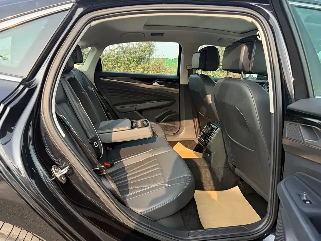 Volkswagen Passat 2024 из CN, фото 2