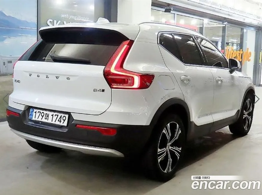 Volvo XC40 — фото 10