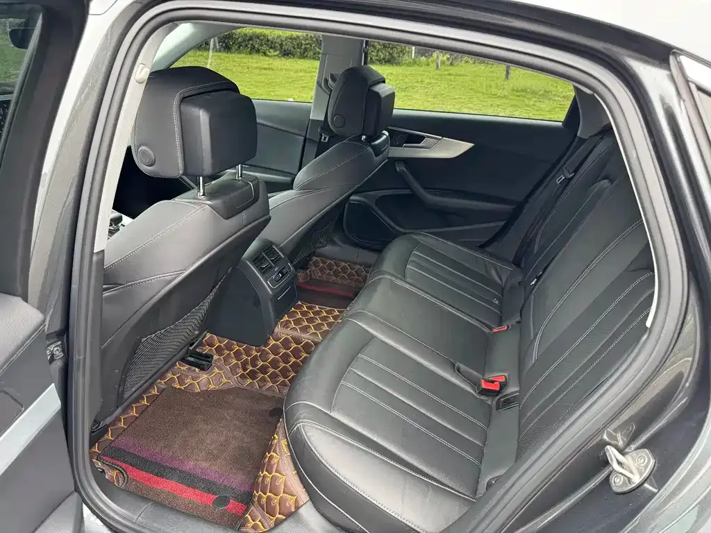 Audi A4L 2021 из CN, фото 8