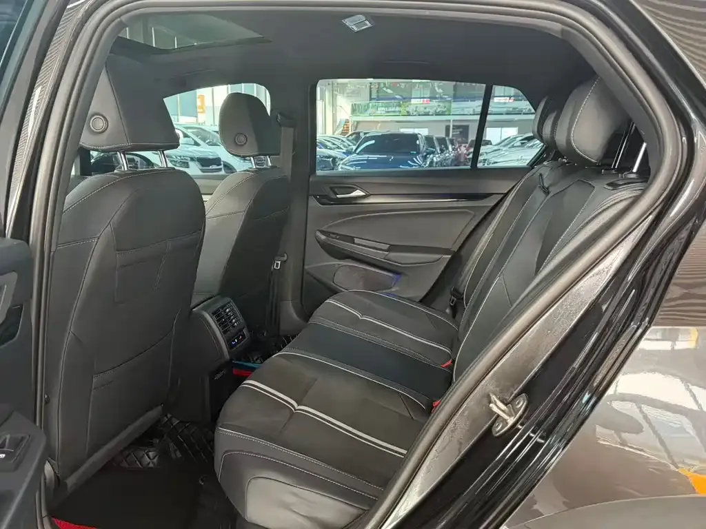 Volkswagen Golf 2023 из CN, фото 6
