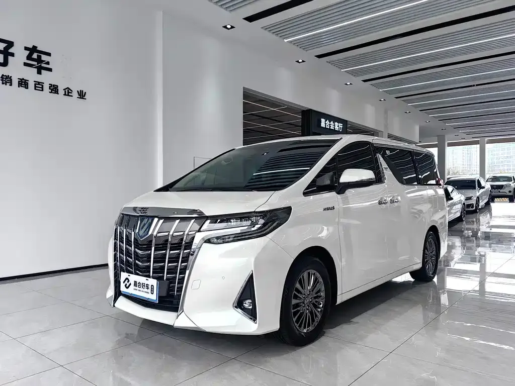 Toyota Alphard — фото 1