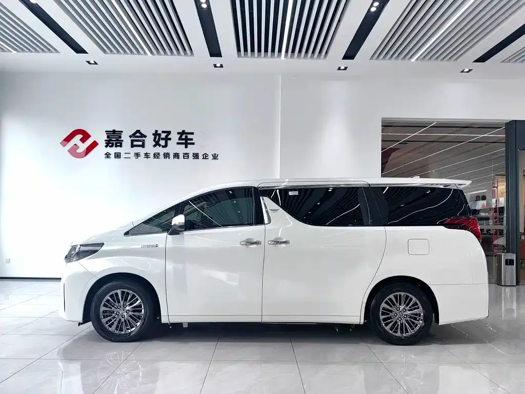 Toyota Alphard — фото 4