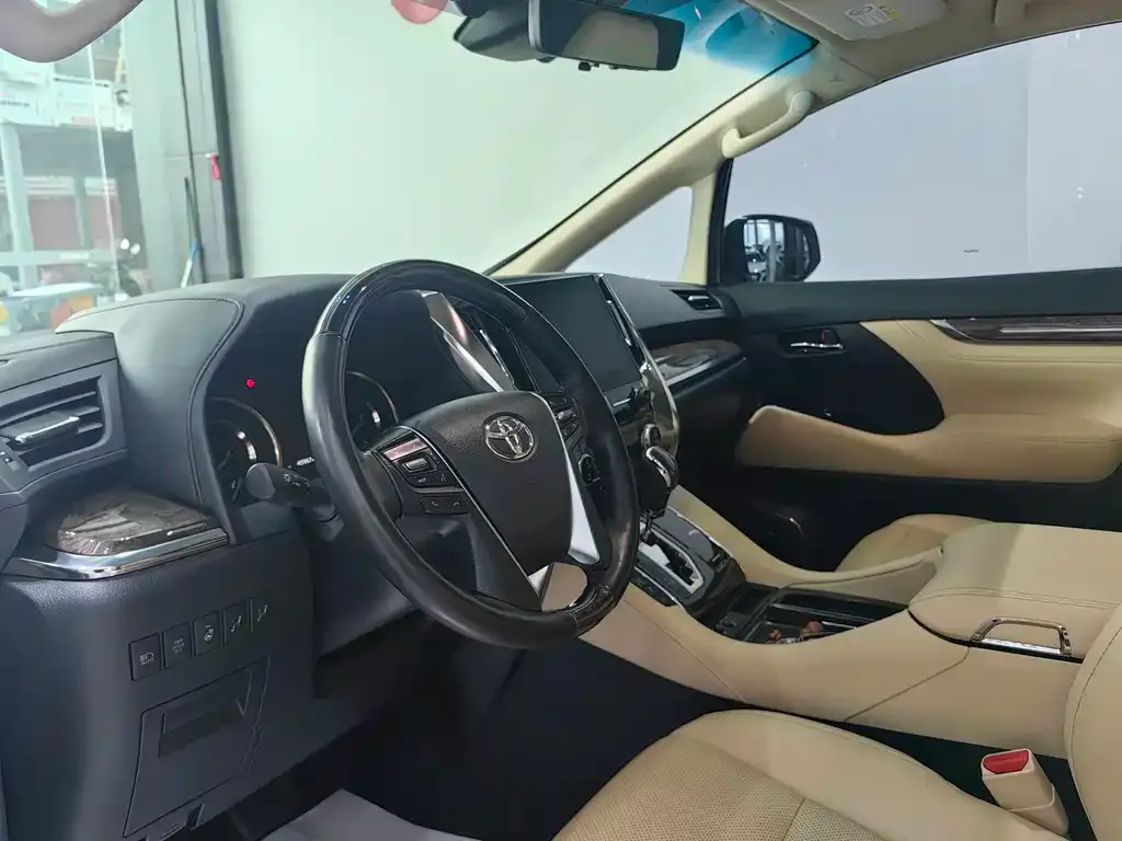 Toyota Alphard — фото 2