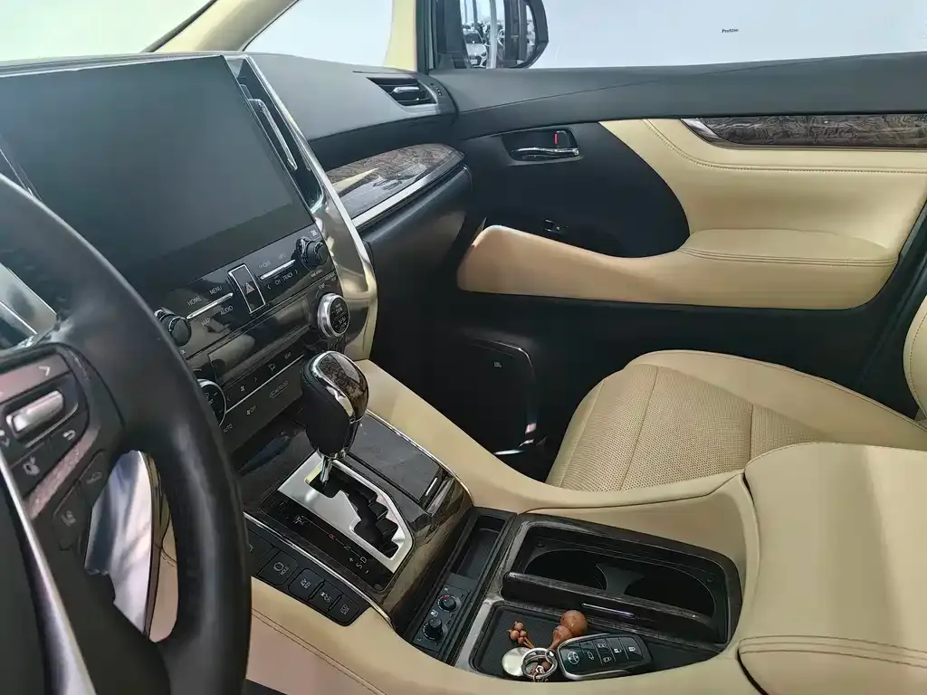 Toyota Alphard — фото 5