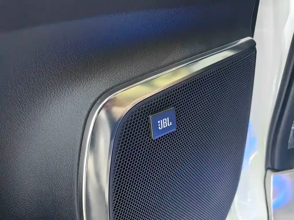 Toyota Alphard — фото 10
