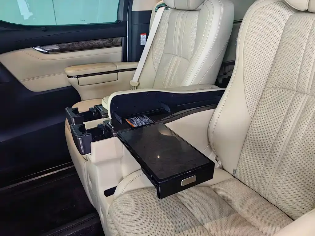 Toyota Alphard — фото 9