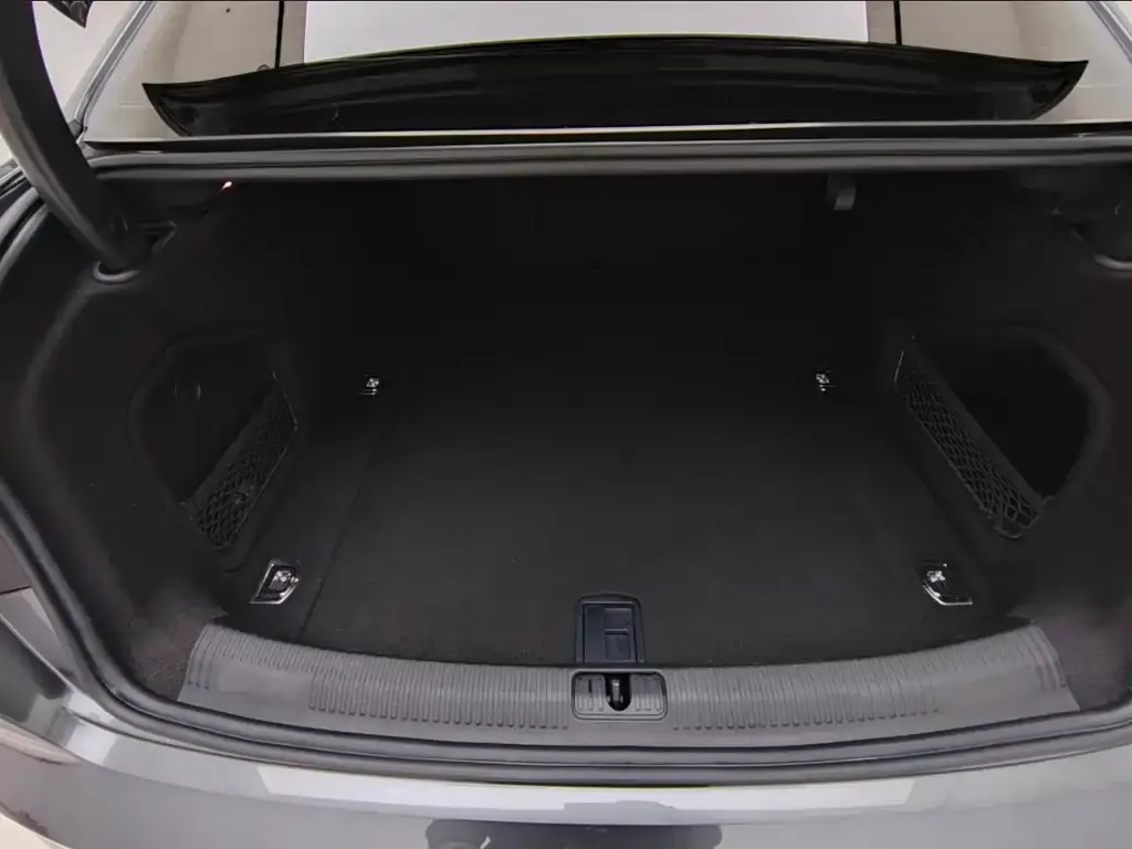 Audi A4L 2022 из CN, фото 5