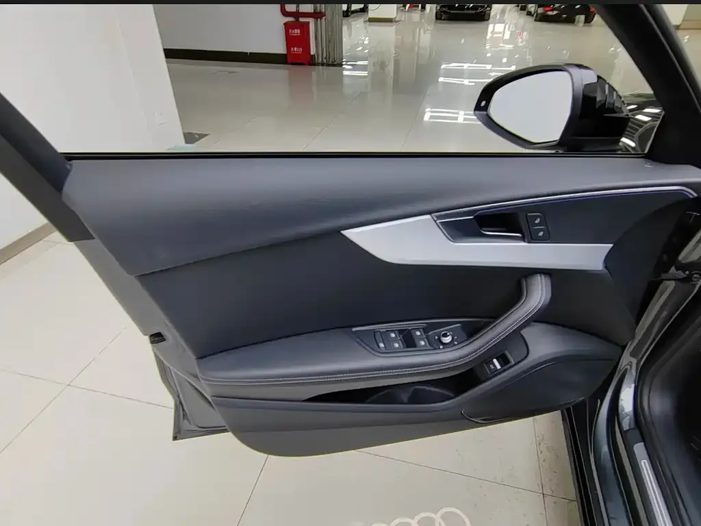 Audi A4L 2022 из CN, фото 3