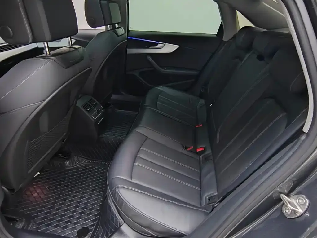 Audi A4L 2022 из CN, фото 4