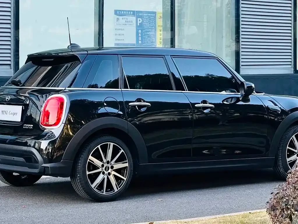 MINI Cooper (3-door) 2023 из CN, фото 2