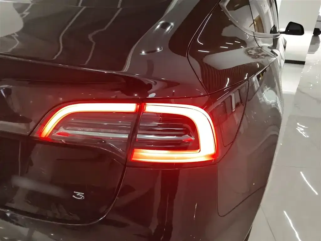 Tesla Model 3 — фото 8