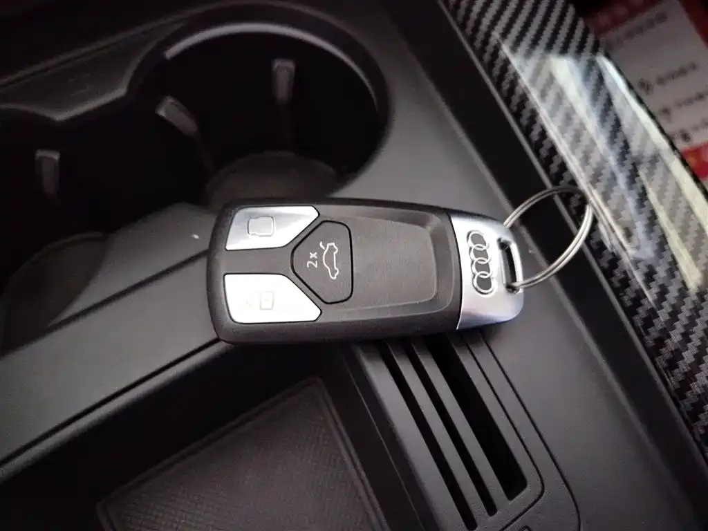 Audi A4L 2023 из CN, фото 2