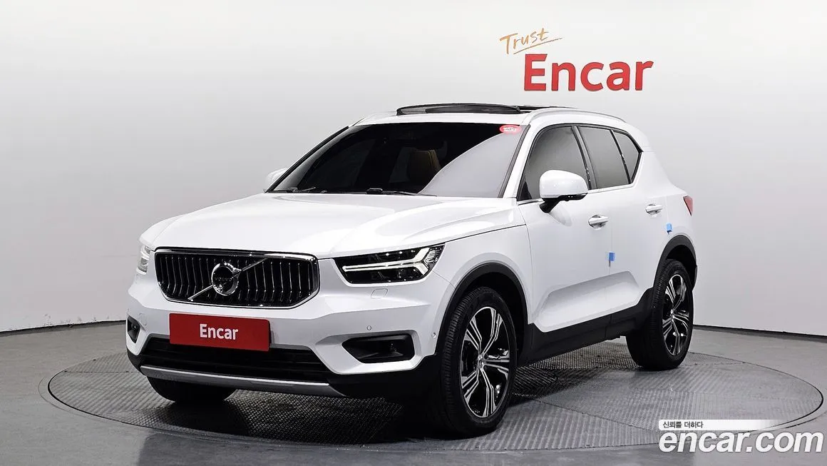 Volvo XC40 — фото 1