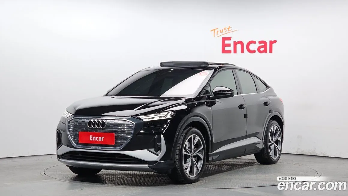 Audi Q4 e-tron — фото 1