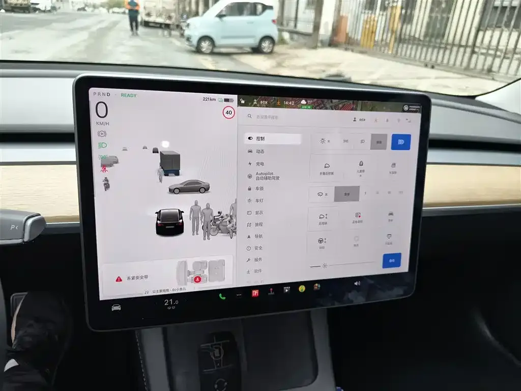 Tesla Model 3 — фото 4
