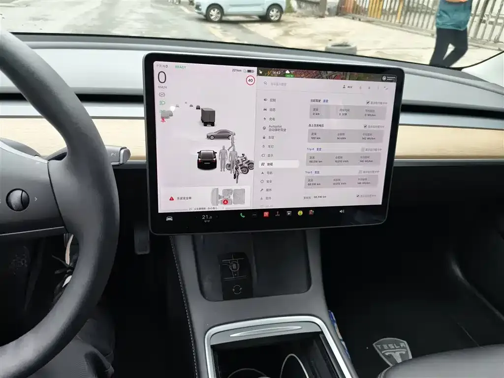 Tesla Model 3 — фото 3