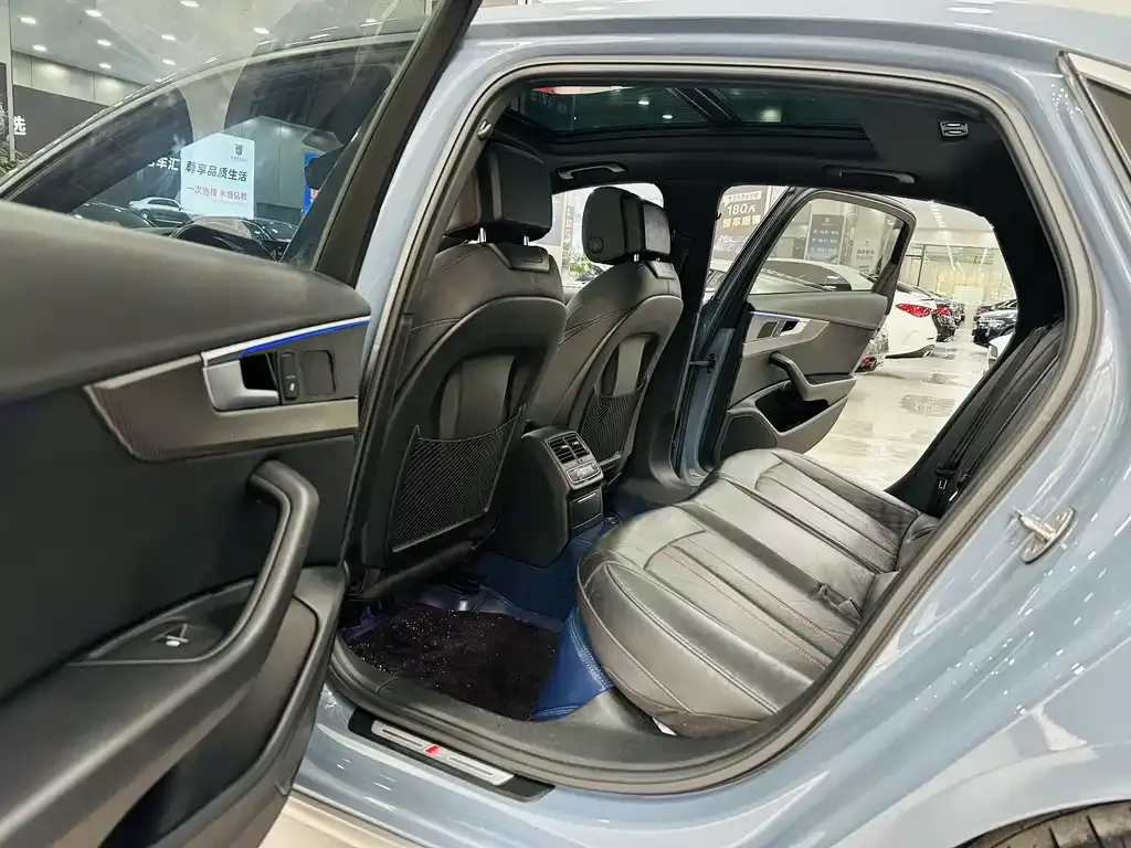 Audi A4L 2022 из CN, фото 9