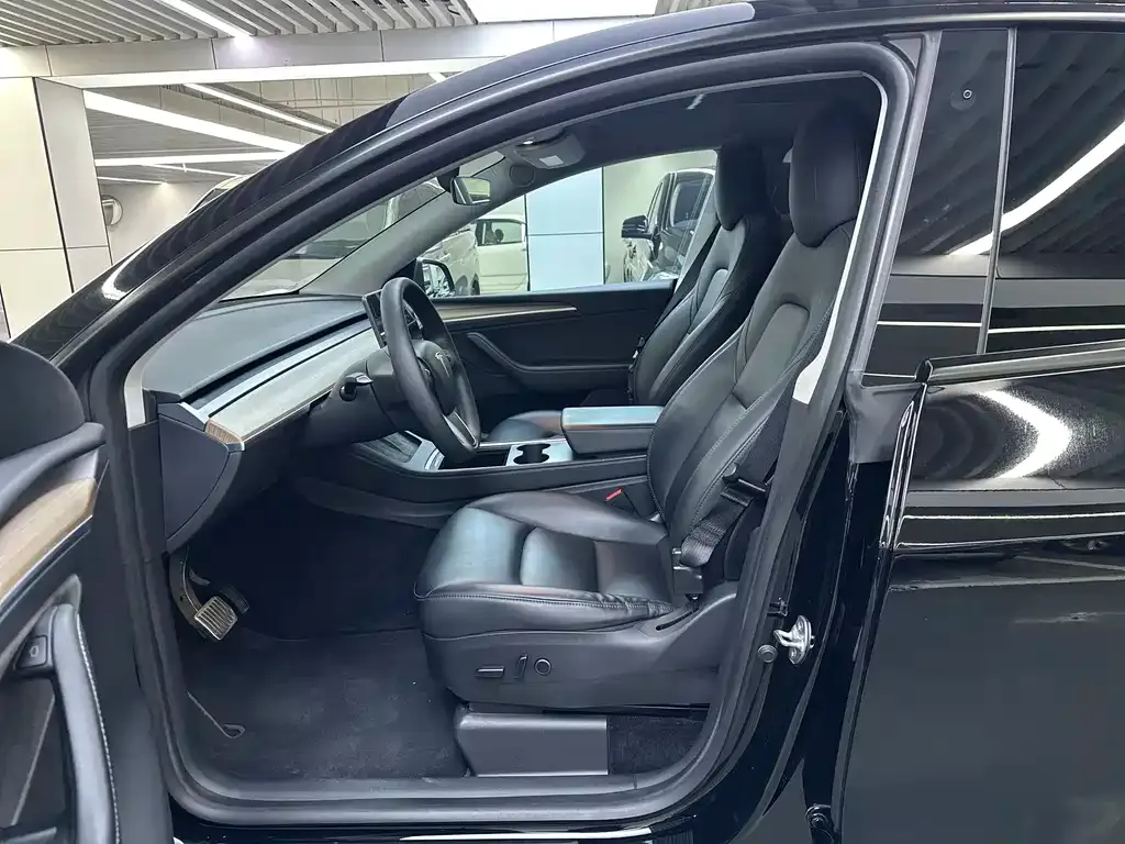 Tesla Model Y — фото 6