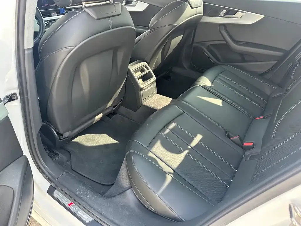 Audi A4L 2024 из CN, фото 2