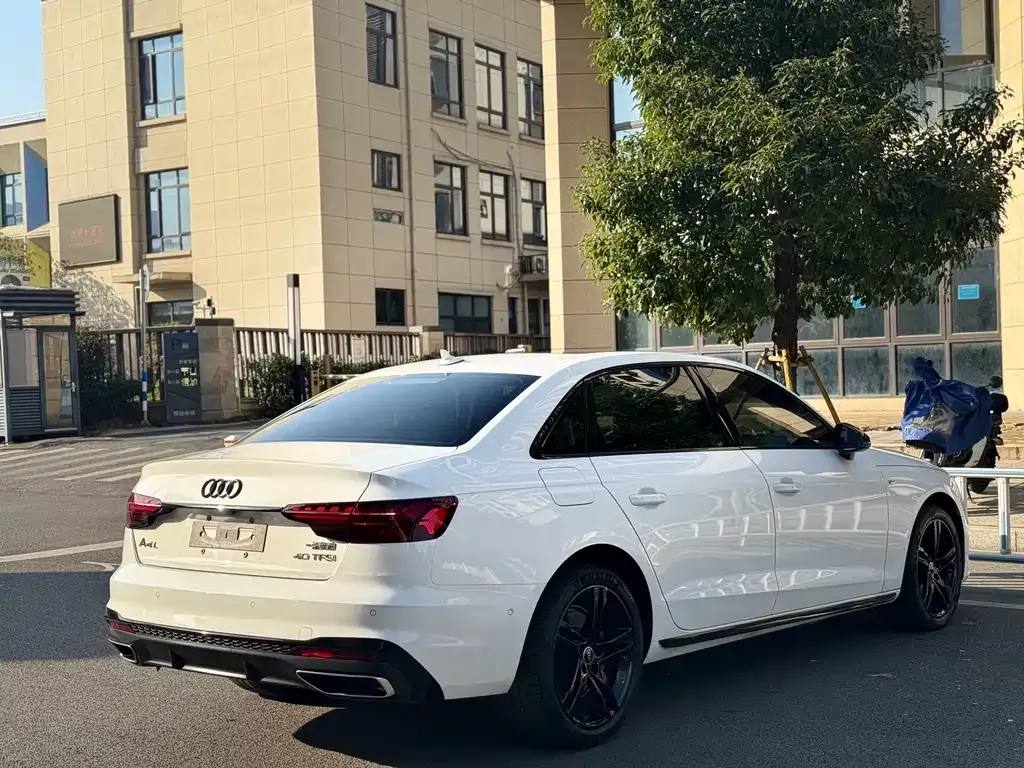 Audi A4L 2022 из CN, фото 4